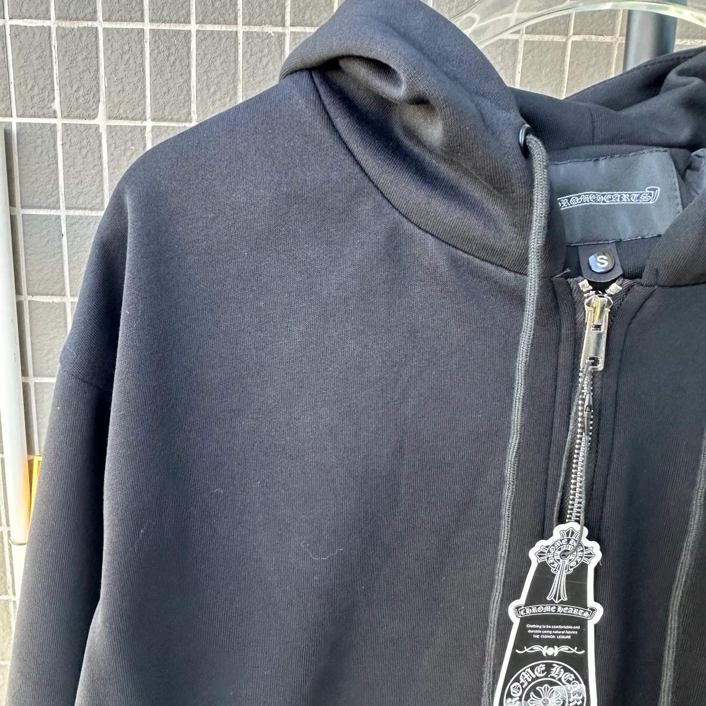 P320 Style No.: TT108 𝗖𝗵𝗿𝗼𝗺𝗲 𝗛𝗲𝗮𝗿𝘁𝘀/Cro Xin 2025 washed and burnt patch embroidered autumn and winter new original single counter American patchwork 3D three-dimensional couple casual cardigan plus velvet sweatshirt 👑The highest version! Customized fabric 480g tripe terry fabric! American acid-washed and distressed original fabric, laser burning + patch embroidery, exquisite embroidery of letters! The best-selling model in the counter, very comfortable to wear. Accessories: original molded and authenticated collar label➕100% silk wash label. Genuine purchase-grade original hangtag➕matching hanging rope➕3D hanging beads➕original packaging bag. Craftsmanship: The original version has consistent wiring! The highest version of the armhole matching technique! Color: Black Size: S M L XL
